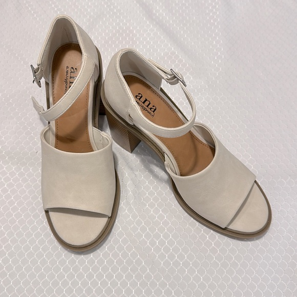NEW 3 inch block heel sandal, neutral color, adjustable buckle ankle straps, 7.5 - Picture 2 of 8